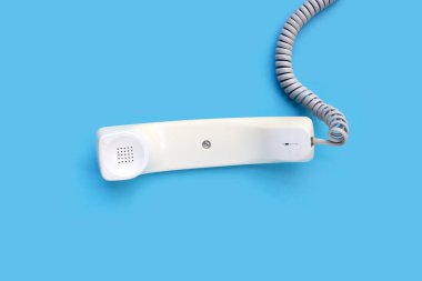 Mavi arkaplanda sabit telefon ahizesi.