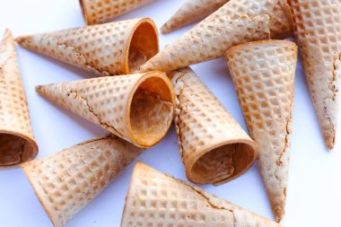 beyaz zemin üzerinde boş dondurma koni.