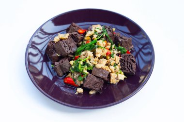 Kızarmış tavuk kanı küpleri ve fesleğenle doğranmış domuz eti.