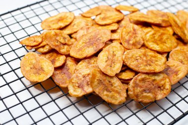 Beyaz arkaplanda muz cipsi