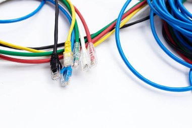 Beyaz üzerinde LAN ağ bağlantısı ethernet kabloları