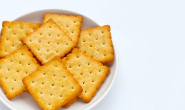 Beyaz arkaplanda kuru kraker kurabiyeleri.