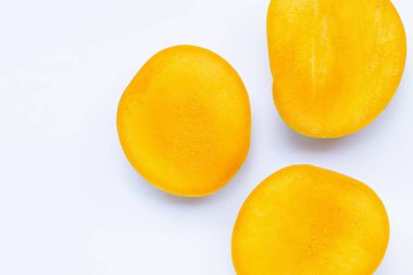 Tropik meyve, beyaz arka planda mango. Üst görünüm