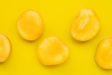 Tropik meyve, sarı arka planda mango. Üst görünüm