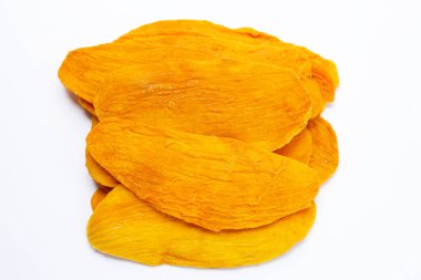 Beyaz arka planda kurutulmuş mango.