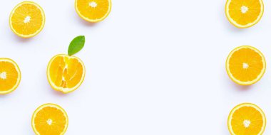 Yüksek C vitamini, sulu ve tatlı. Beyaz arka planda taze portakal meyvesi.