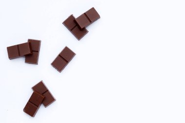 Beyaz arkaplanda izole edilmiş çikolata