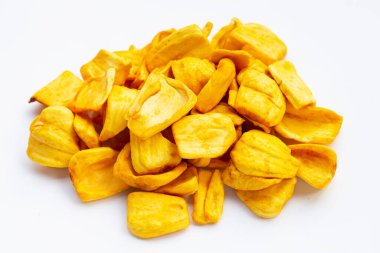 Beyaz arkaplanda Jackfruit cipsi