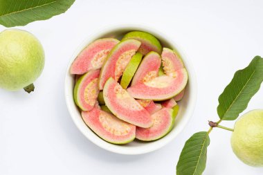 Beyaz arkaplanda taze pembe guava.