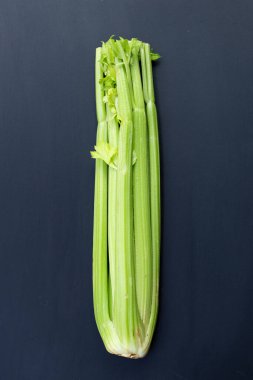 Koyu arkaplanda taze kereviz. 