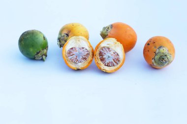 Beyaz arkaplanda Betel fındığı.