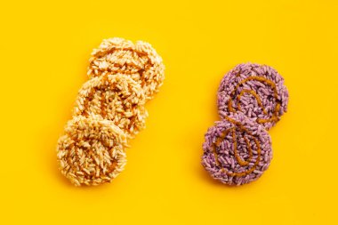 Sarı arka planda hindistancevizi palmiye şekerli pirinç krakeri..