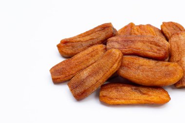 Beyaz arka planda kurutulmuş muzlar.