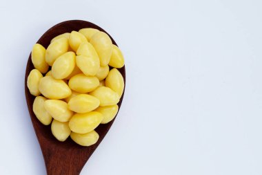 Beyaz arka planda haşlanmış ginkgo fındığı.