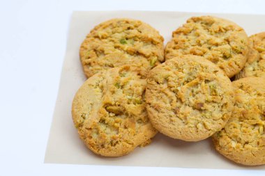 Beyaz arka planda fıstıklı ve bademli kurabiyeler.