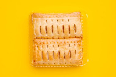 Sarı arka planda ananaslı turta.