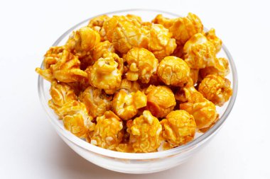 Beyaz arkaplanda bal karameli patlamış mısır.