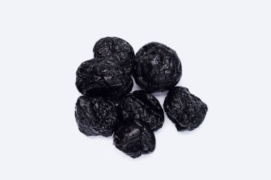 Beyaz arkaplanda kuru erik