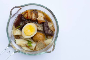 Çin usulü haşlanmış makarna ve domuz çorbası.