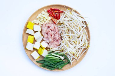 Kızarmış fasulye filizi, kıymalı domuz eti ve soya peyniri.