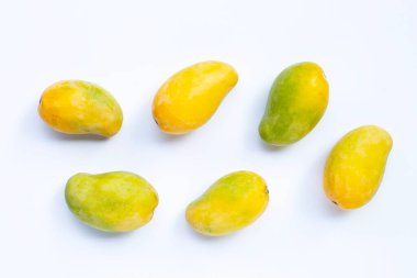 Tropik meyve, beyaz arka planda mango. Üst görünüm