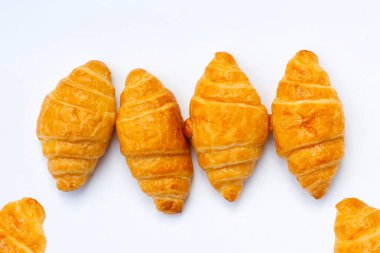 Beyaz arka planda lezzetli kruvasanlar.