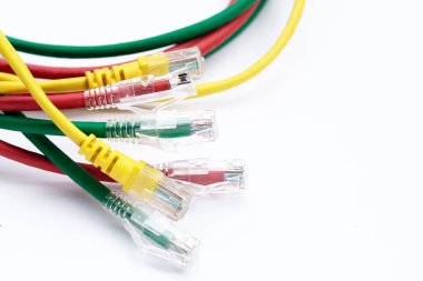 Beyaz arkaplanda LAN ağ bağlantısı ethernet kabloları.