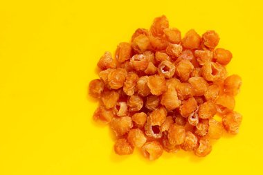 Sarı arka planda kurumuş Longan.