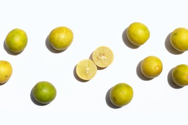 beyaz arkaplanda taze kireç.