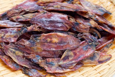 Beyaz arkaplanda kurumuş mürekkep balığı.