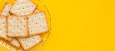 Sarı arka planda kuru kraker kurabiyeleri.