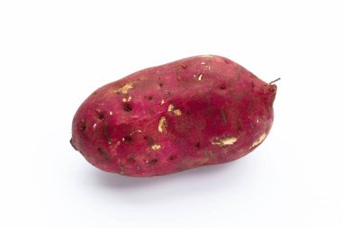 Beyaz arka planda tatlı patates.