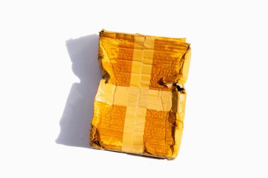 Delikli hasarlı karton kutu, kırık ve ıslak ürün ambalajı