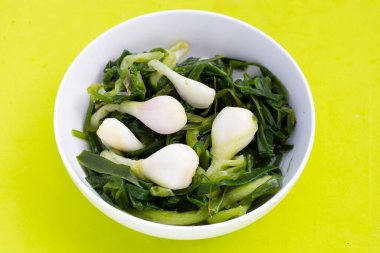 Beyaz kasede taze soğan turşusu.