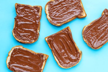 Mavi arka planda çikolata fındıklı ekmek..