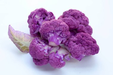 Beyaz arkaplanda mor karnabahar.