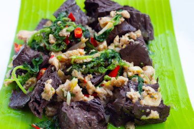 Kızarmış tavuk kanı küpleri ve fesleğenle doğranmış domuz eti.