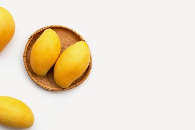 Tropik meyve, beyaz arka planda mango..