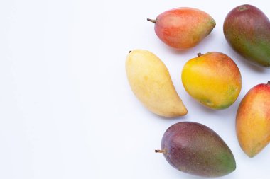 Tropik meyve, beyaz arka planda mango. Üst görünüm