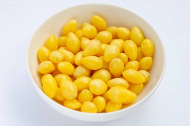 Beyaz arka planda haşlanmış ginkgo fındığı.