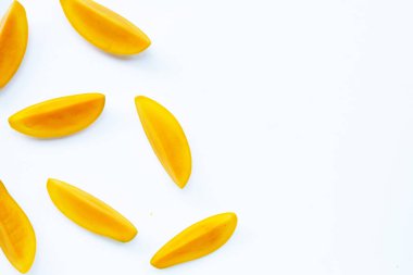 Tropik meyve, beyaz arka planda mango. Üst görünüm