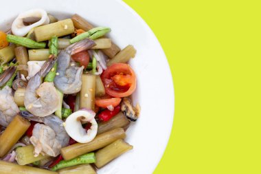 Nilüfer salatası ve deniz ürünleri. Tayland yemeği tarifleri.