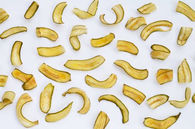 Kabuklu yeşil muz cipsi.