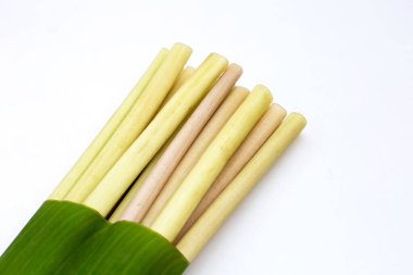 Lotus beyaz arkaplanda yer alır.