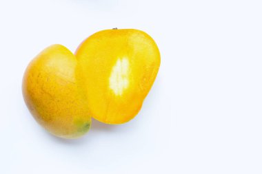 Tropik meyve, beyaz arka planda mango. Üst görünüm