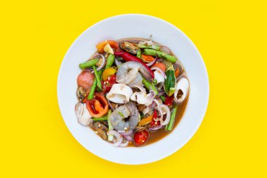 Deniz mahsullü Tayland baharatlı salatası.