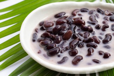 Hindistan cevizi sütlü kırmızı fasulye ve yapışkan pirinç.