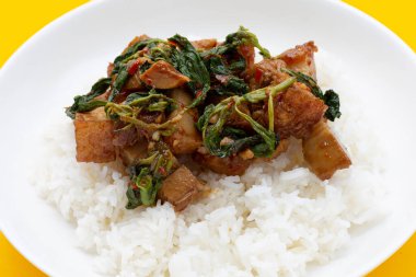 Baharatlı kızarmış domuz eti ve kutsal fesleğen.