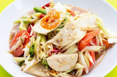 Baharatlı papaya salatası, tuzlu yumurta ve Vietnam domuzu sosisi.