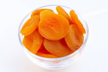 Beyaz arkaplanda kurumuş kayısılar.